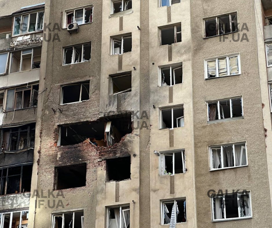 “Квартира знищена від А до Я”: наслідки атаки рф на Франківськ (ФОТОРЕПОРТАЖ)