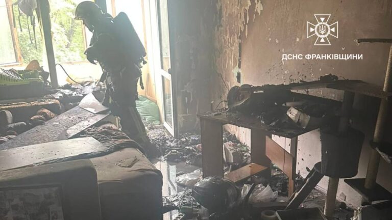 У Франківську горіла квартира: врятували дівчину та евакуювали п’ять людей і двох котів (ФОТО)