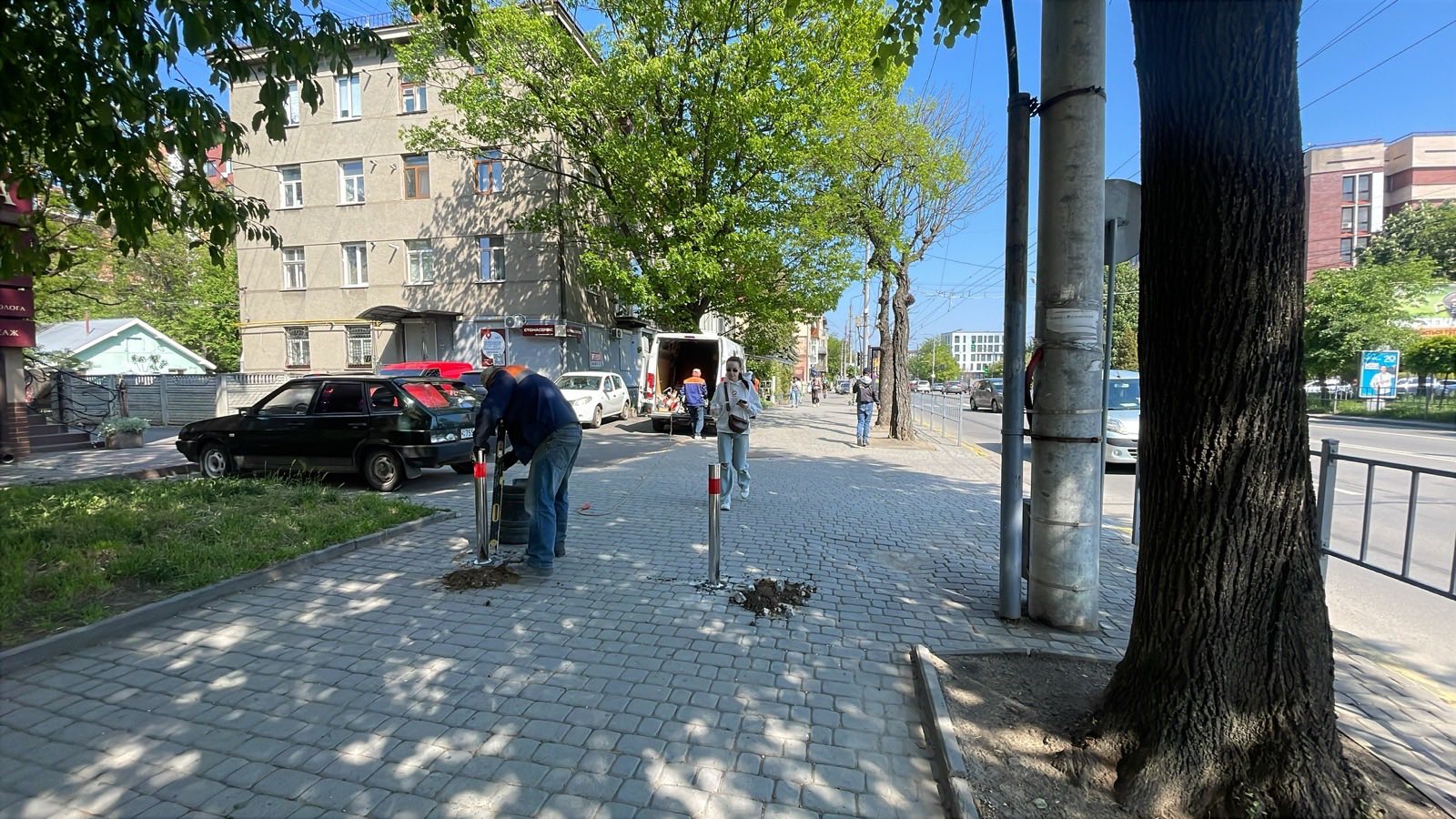 У мерії пояснили, навіщо встановили антипаркувальні стовпчики на Хіміків, Незалежності та Чорновола (ФОТО)