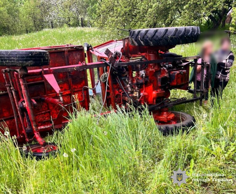 На Снятинщині трактор перекинувся на водія: чоловік загинув на місці (ФОТО)