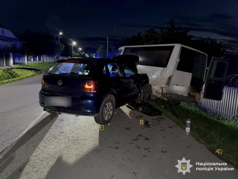 На Надвірнянщині легковик врізався у припаркований мікроавтобус: травмувалася жінка (ФОТО)
