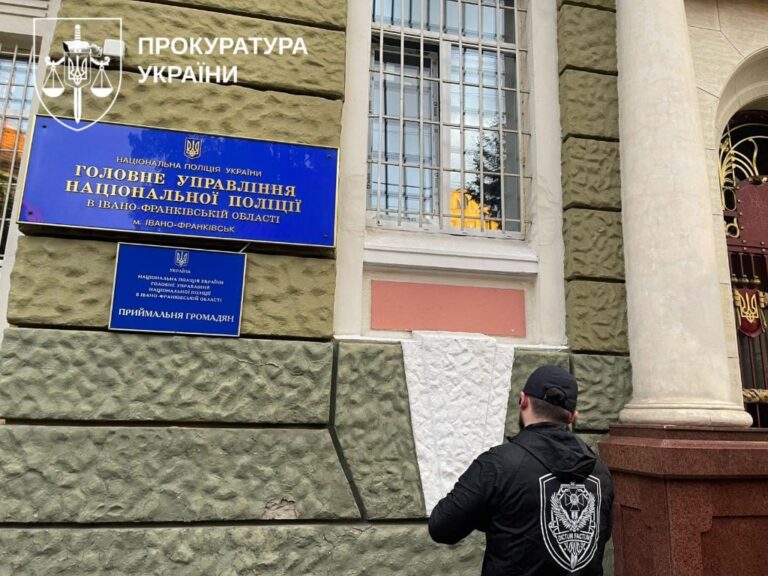 Начальник поліції Франківщини та його заступник, яких підозрюють у “кришуванні” порноофісів, вийшли з СІЗО під заставу