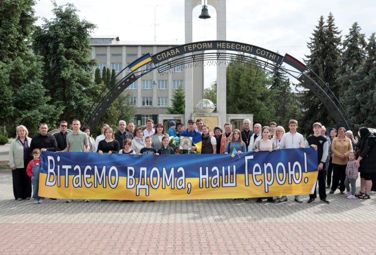 У Тисмениці зустріли захисника Василя Мулика, який повернувся після понад трьох років полону (ФОТО)
