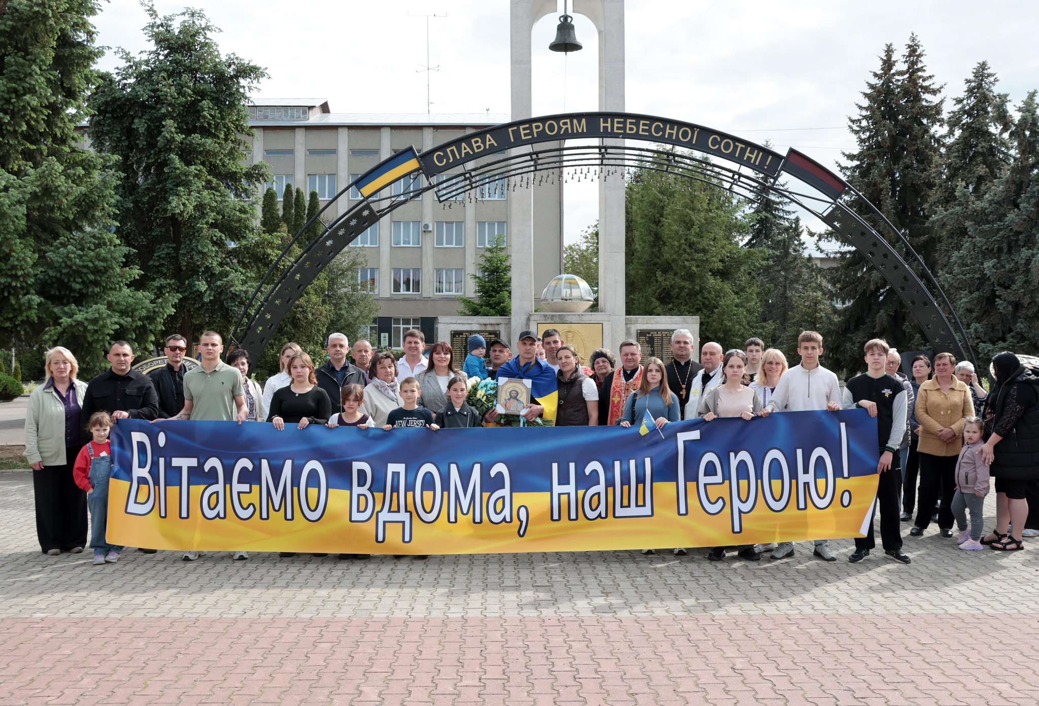 У Тисмениці зустріли захисника Василя Мулика, який повернувся після понад трьох років полону (ФОТО)