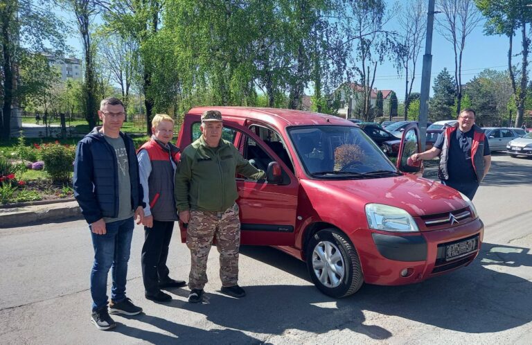 Водії франківських тролейбусів скинулися на авто для свого колеги-військового (ФОТО)