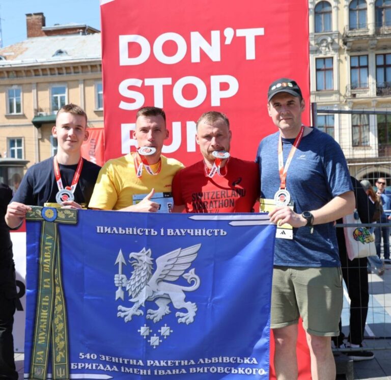 Воїни зенітної бригади пробігли напівмарафон у Львові (ФОТО)