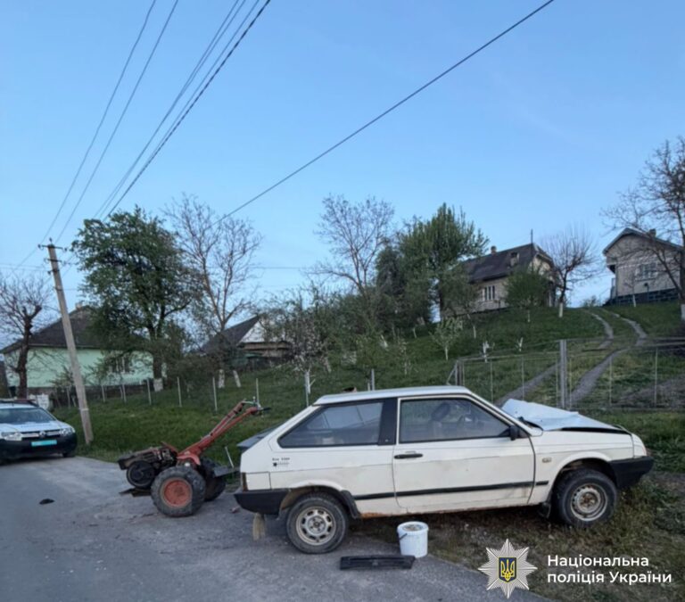 На Калущині автомобіль зіткнувся з мотоблоком: є потерпілий