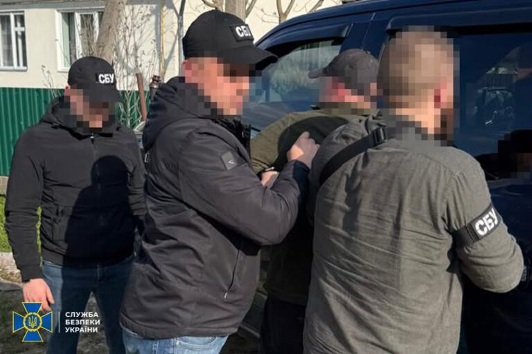На Прикарпатті посадовець ЦНАПу за хабар обіцяв підприємцю “домовитися” з податковою