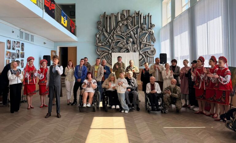 У Бурштині ветерани та люди з інвалідністю представили творчі роботи на фестивалі “Мистецтво нескорених” (ФОТО)