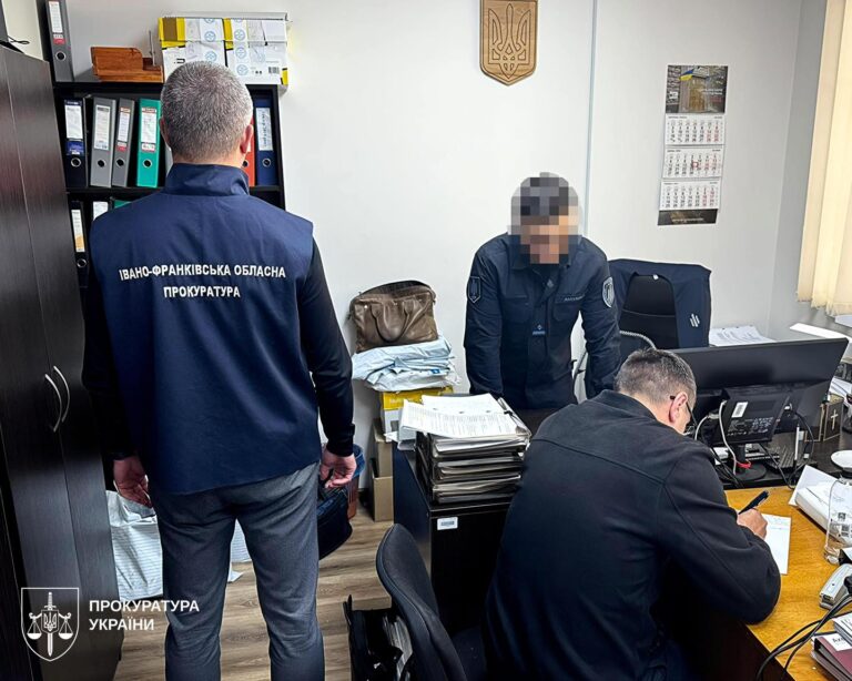 Погрожував мобілізацією: на Прикарпатті правоохоронець вимагав 5 тисяч доларів у підприємця (ФОТО)