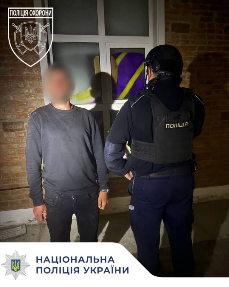 Пошкодив двері та намагався втекти: у Франківську затримали чоловіка, який проник до магазину