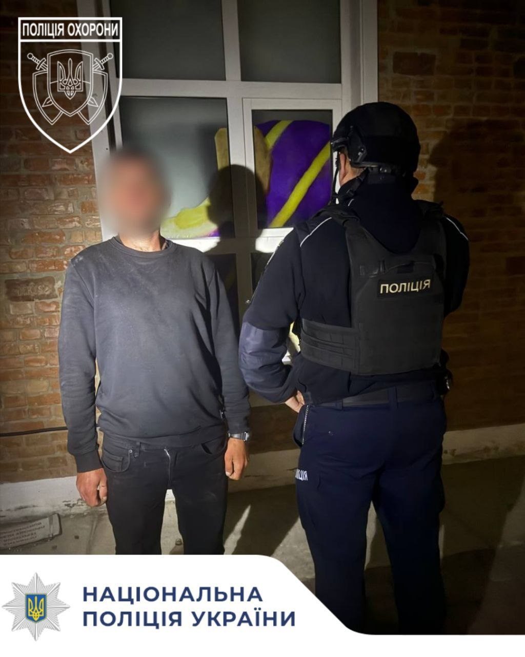 Пошкодив двері та намагався втекти: у Франківську затримали чоловіка, який проник до магазину