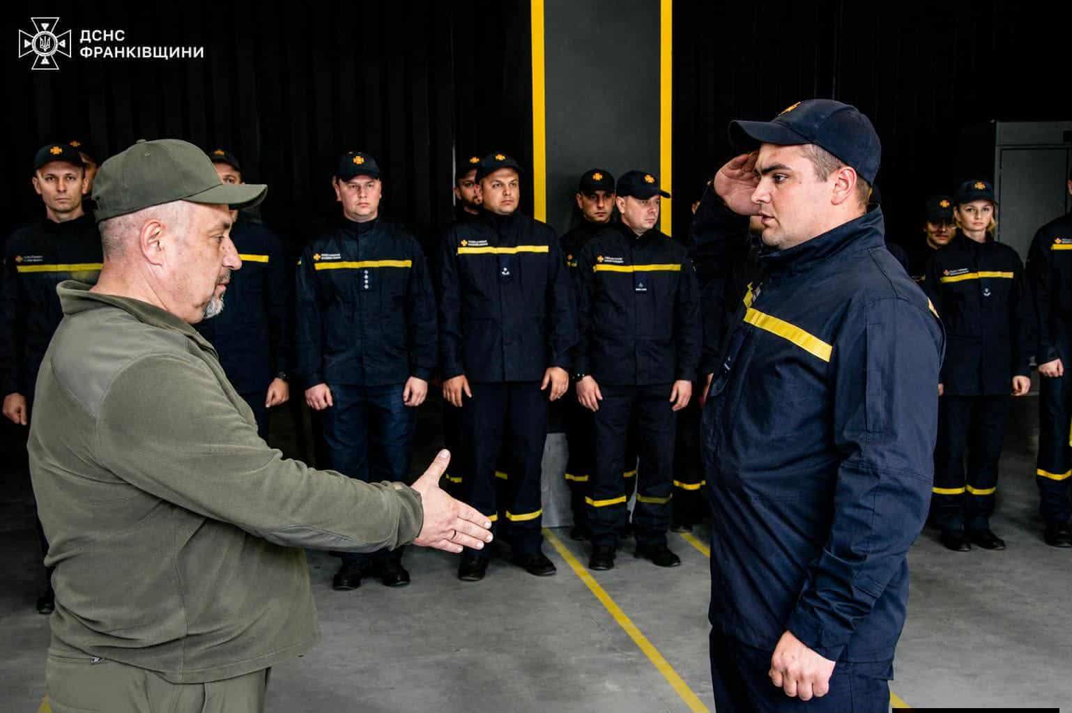 Прикарпатських рятувальників нагородили держвідзнаками — частина отримала «За оборону України» (ФОТО)