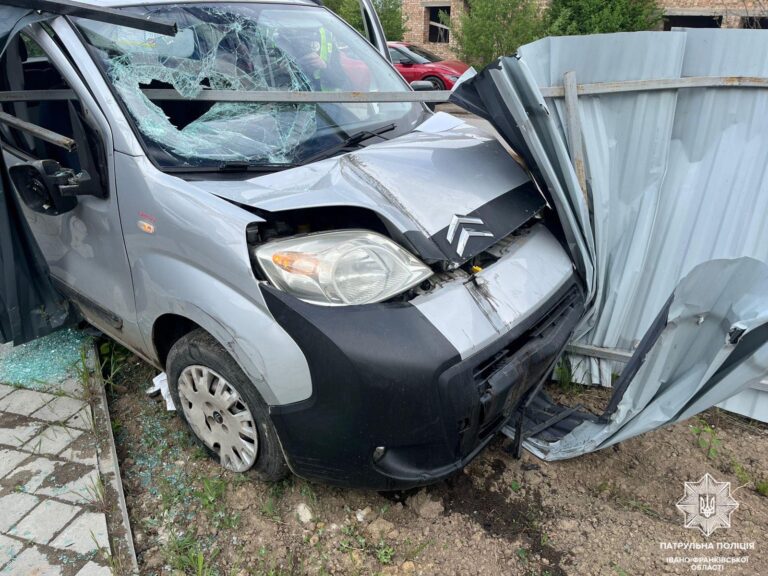 У Вовчинці ймовірно п’яний водій зніс металевий паркан (ФОТОФАКТ)