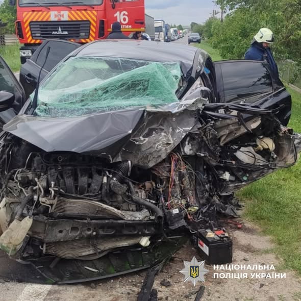 На Рогатинщині легковик врізався у вантажівку: загинула жінка та постраждала дитина (ФОТО)