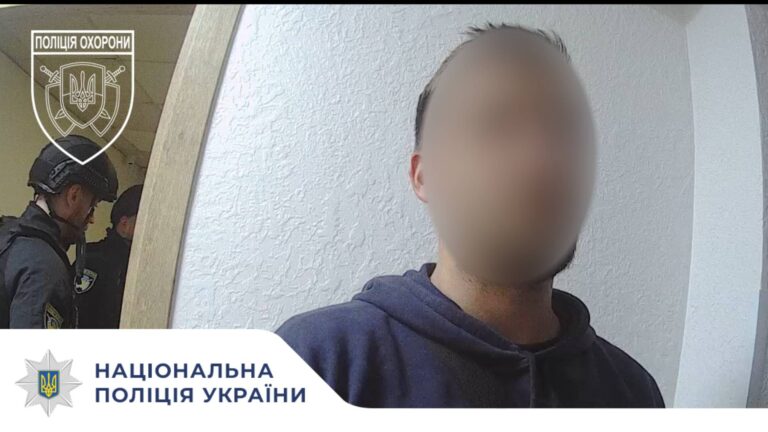 Бійка у закладі та спроба підкупити поліціянтів: на Прикарпатті затримали двох чоловіків