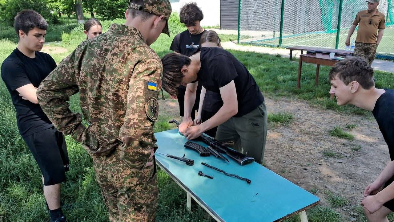 Біг, стрільба з лука і збірка автомата: у Калуші провели спартакіаду пам’яті загиблого Василя Микицея (ФОТО)