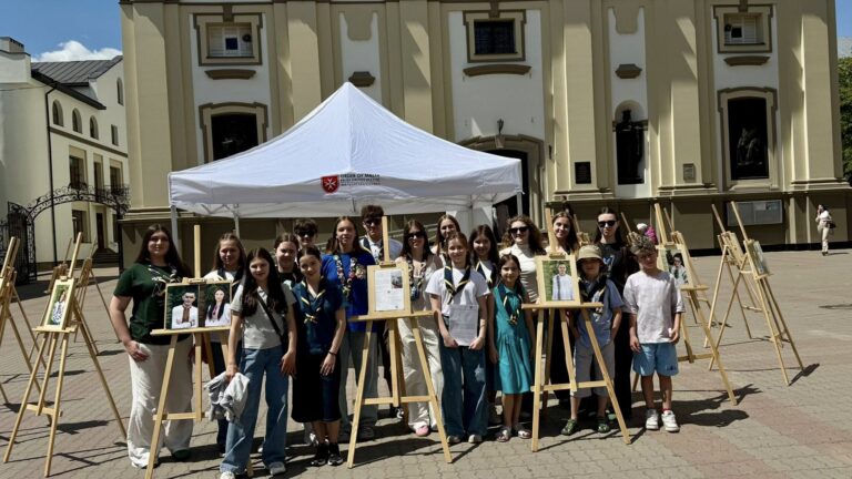 У Франківську під час благодійної акції зібрали понад 43 тисячі гривень для випускників інтернатів