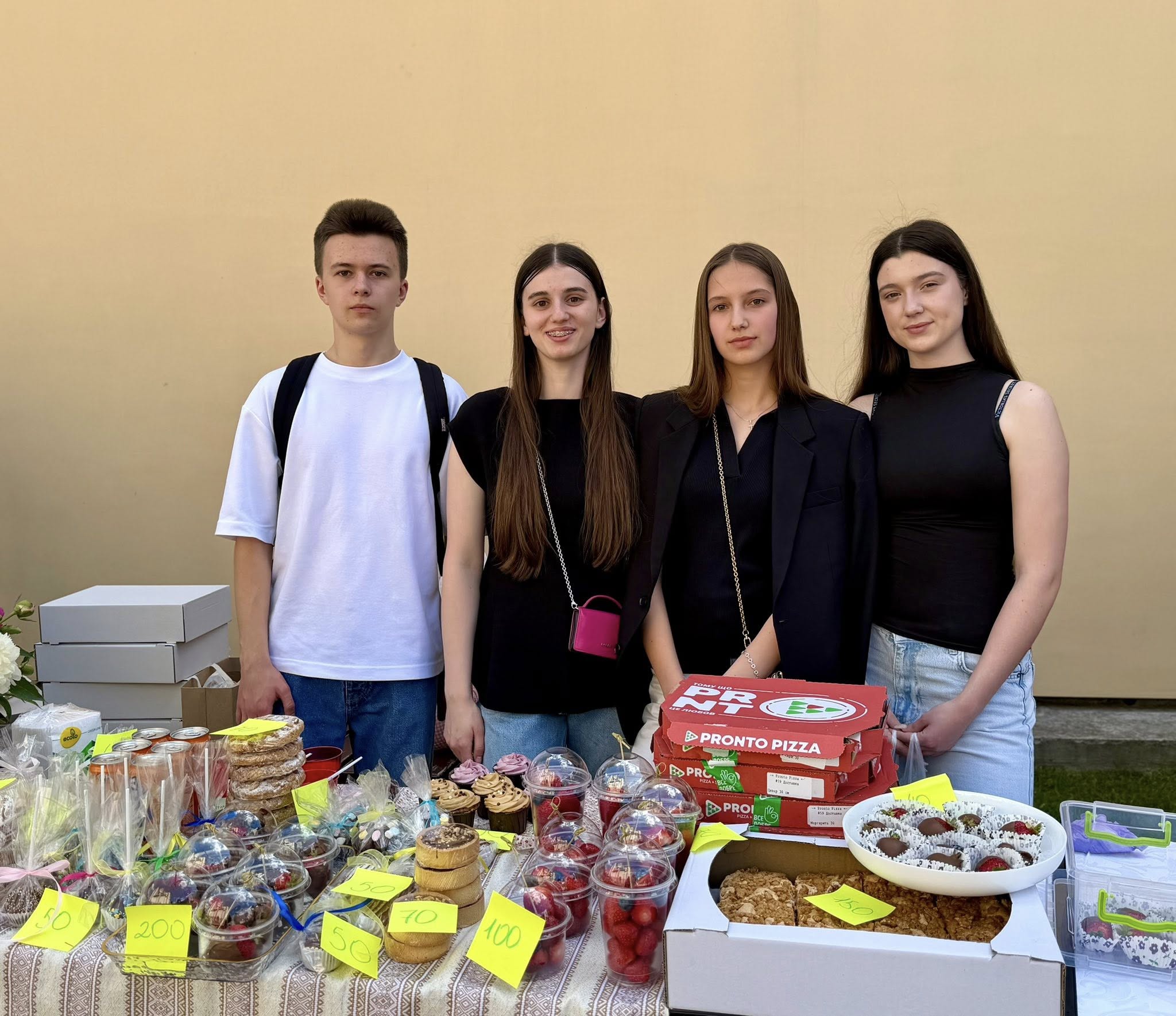Домашня випічка та вироби своїми руками: учні франківського ліцею зібрали понад 61 тис грн для ЗСУ на благодійному ярмарку (ФОТО)
