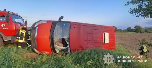 Мікроавтобус перекинувся в кювет на Львівщині: загинула прикарпатка (ФОТО)