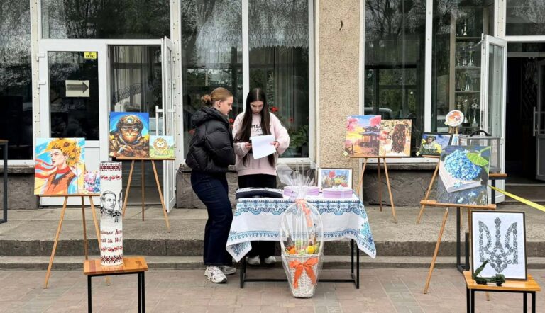 У Бурштинському ліцеї під час благодійного аукціону зібрали 36 тисяч гривень для військових