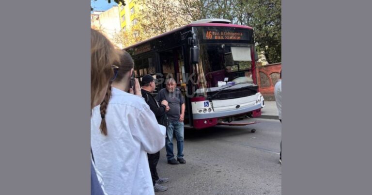 На Вовчинецькій комунальний автобус зіткнувся з автівкою (ФОТОФАКТ)