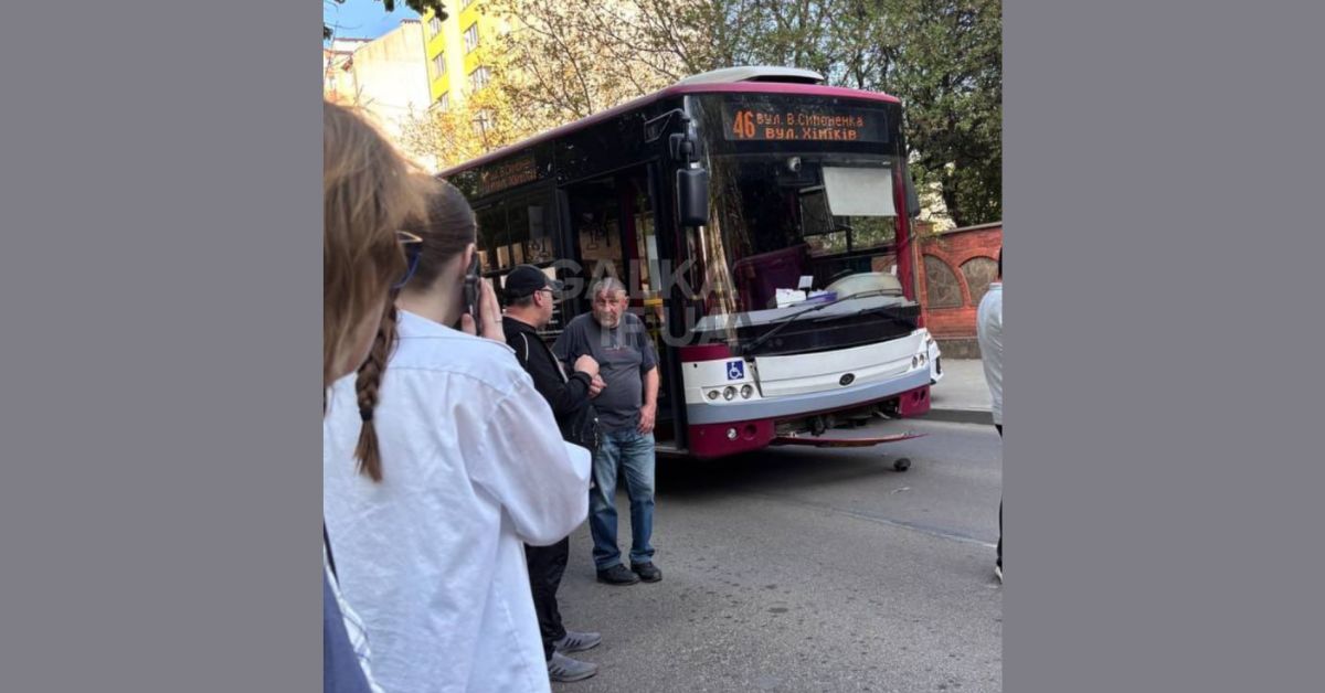 На Вовчинецькій комунальний автобус зіткнувся з автівкою (ФОТОФАКТ)