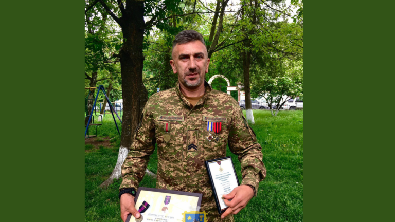 Захисника Ігоря Петріва з Тлумаччини нагородили “Золотим хрестом” та медаллю “За поранення”