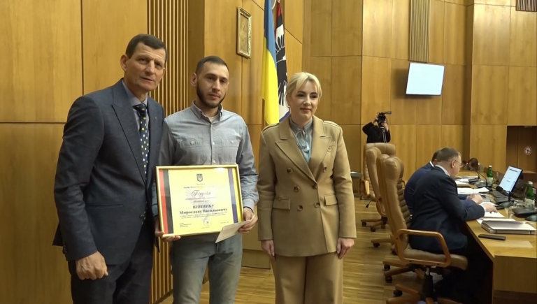 Франківська облрада нагородила калушанина, який врятував двох дітей під час пожежі