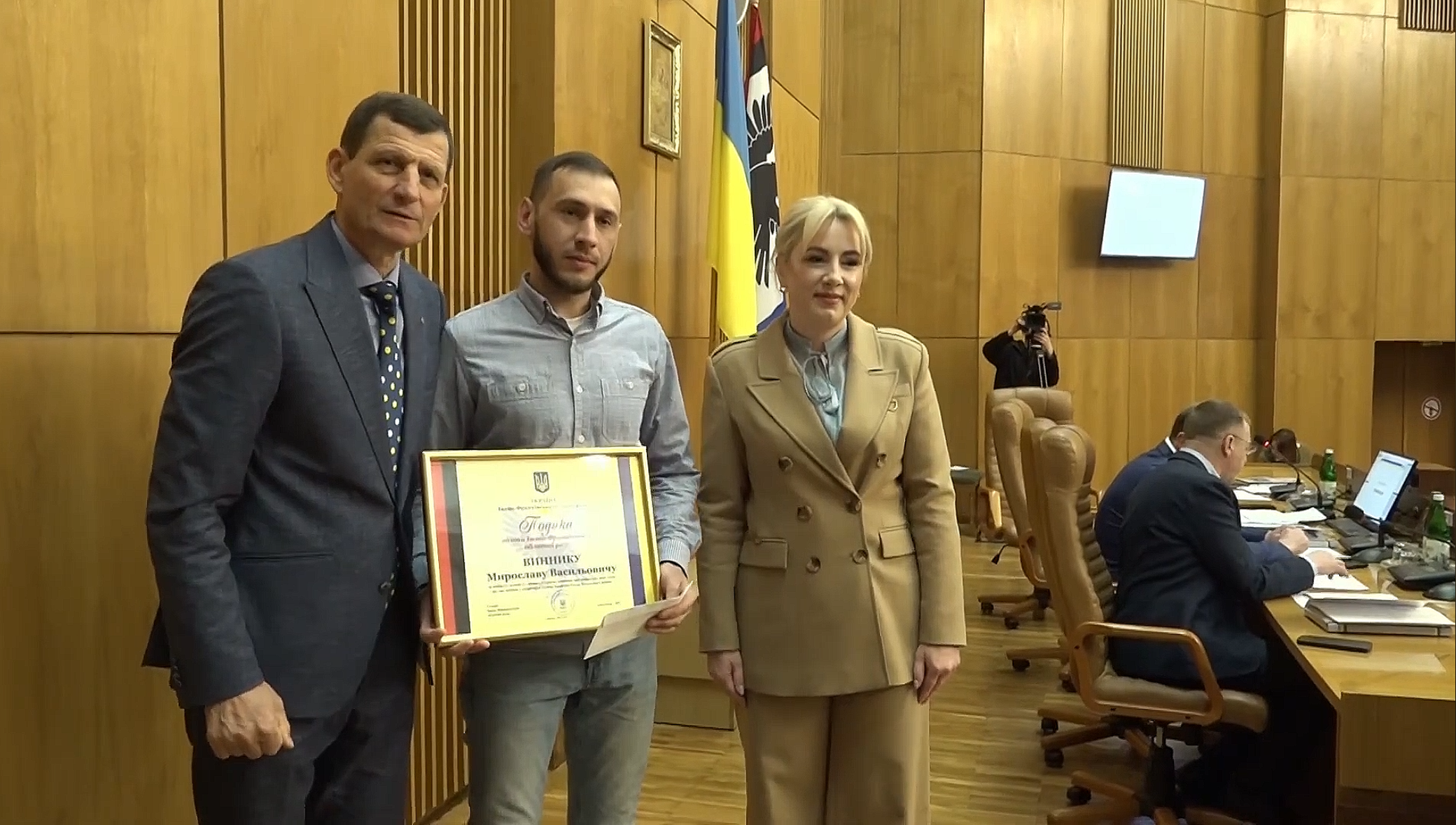 Франківська облрада нагородила калушанина, який врятував двох дітей під час пожежі