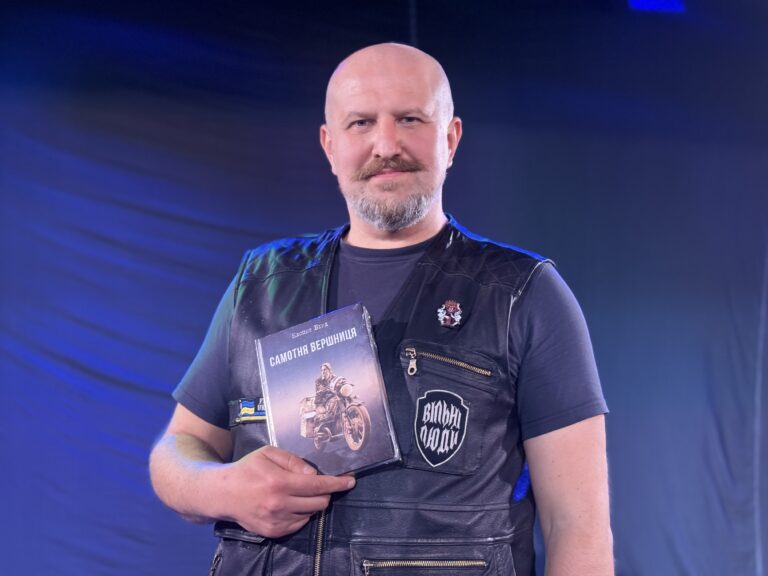 “Самотня вершниця”: у Франківську презентували книгу про першу жінку, яка здійснила навколосвітню подорож на мотоциклі (ФОТО)