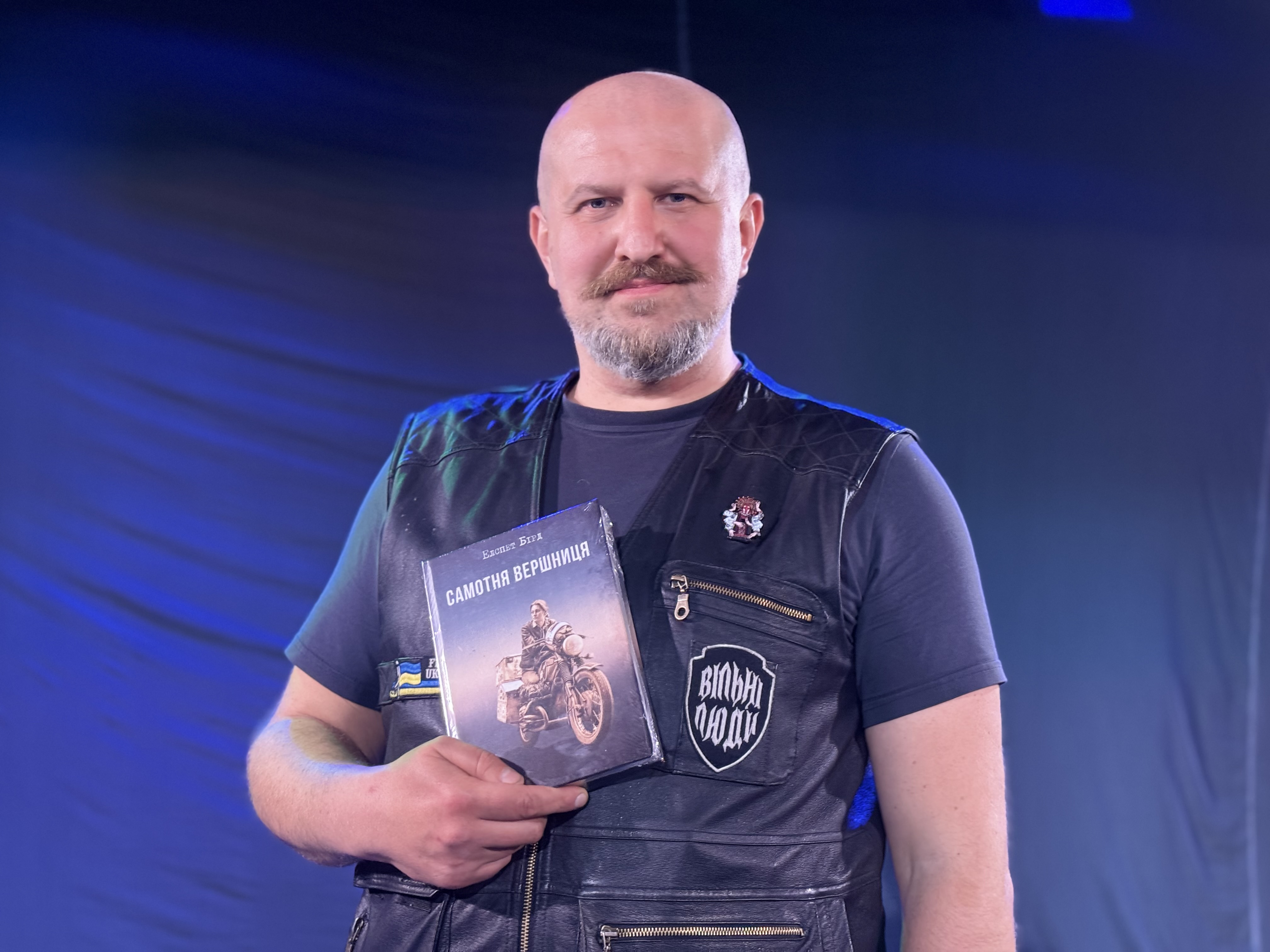 “Самотня вершниця”: у Франківську презентували книгу про першу жінку, яка здійснила навколосвітню подорож на мотоциклі (ФОТО)