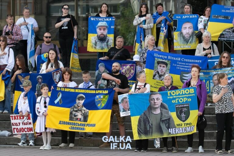 “Якщо ми будемо мовчати — мовчатиме весь світ”: у Франківську родини полонених та зниклих безвісти захисників вийшли на акцію-нагадування (ФОТО, ВІДЕО)