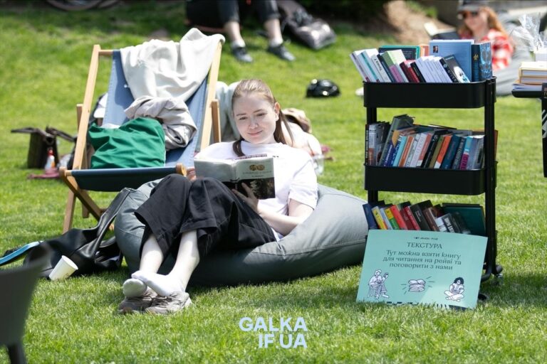 Тиша, книги і спільність: у Франківську на міському озері провели перший читацький рейв (ФОТО)
