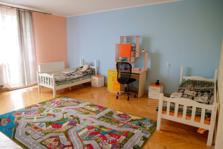 В Івано-Франківській громаді для родини із сімома дітьми облаштували новий дитячий будинок сімейного типу