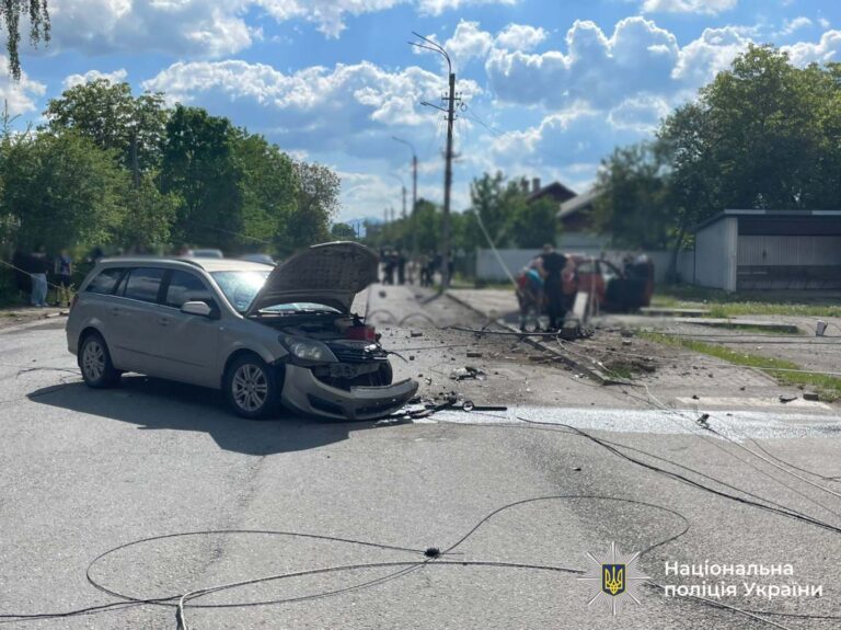 У Надвірній після зіткнення авто влетіло в електроопору: один з водіїв був п’яний та без документів (ФОТО)