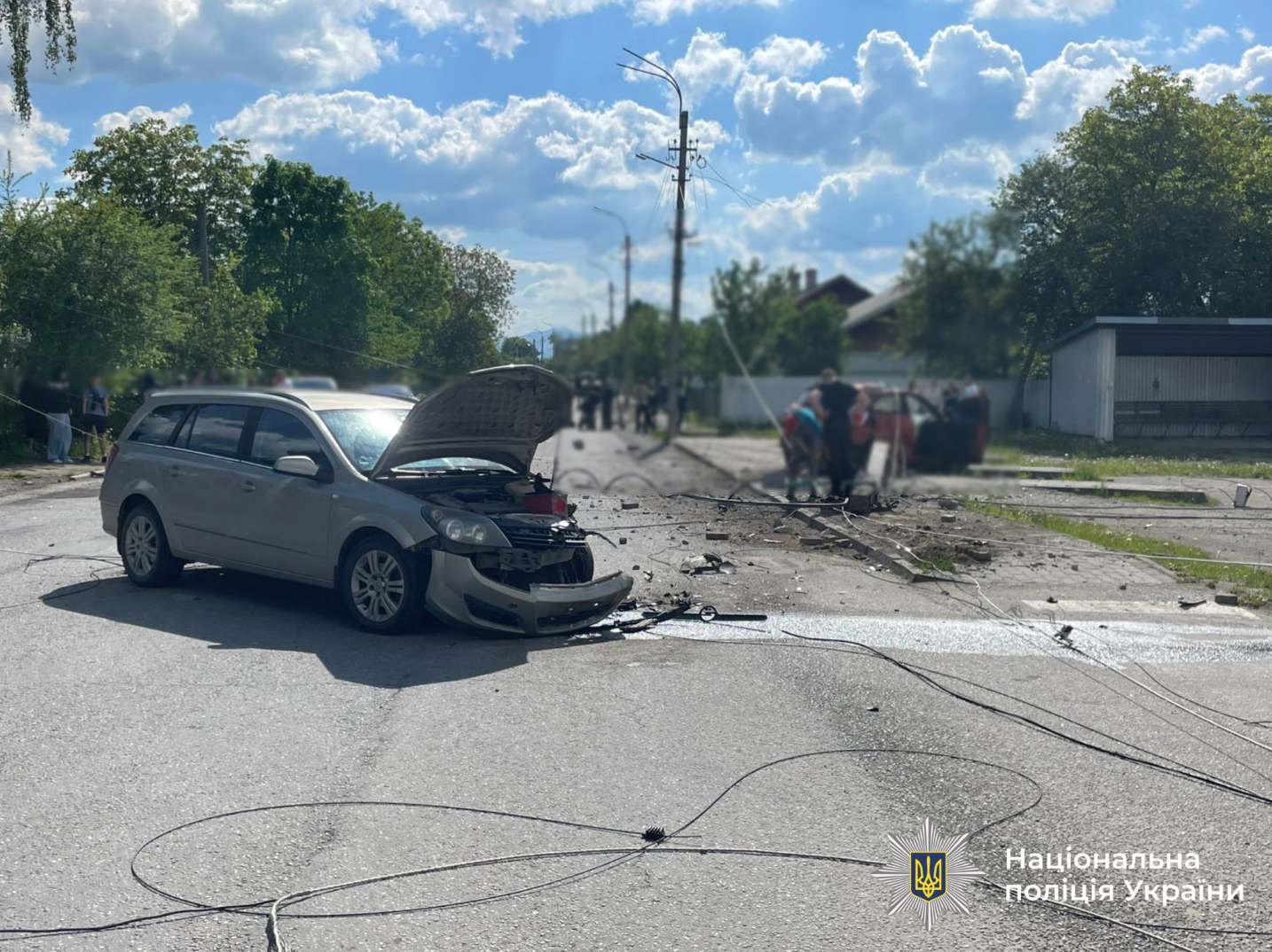 У Надвірній після зіткнення авто влетіло в електроопору: один з водіїв був п’яний та без документів (ФОТО)
