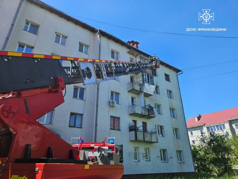У Надвірній горіла квартира: рятувальники евакуювали 15 мешканців, серед них — 3 дітей