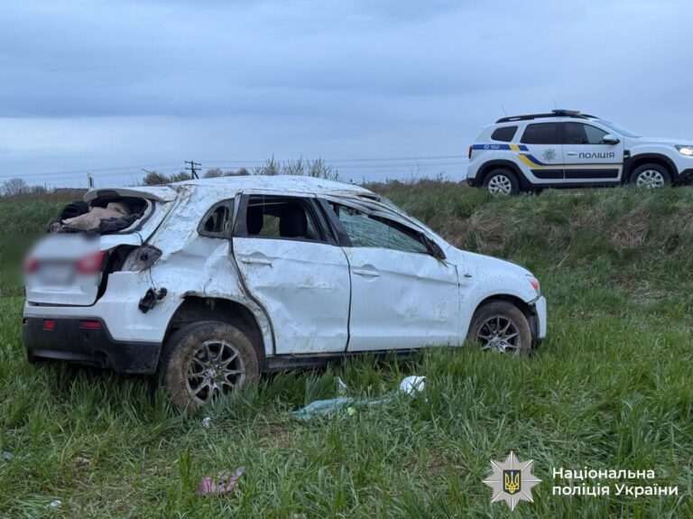 На Прикарпатті у кюветі перекинулося авто:  травмовано жінку та двох дітей (ФОТО)