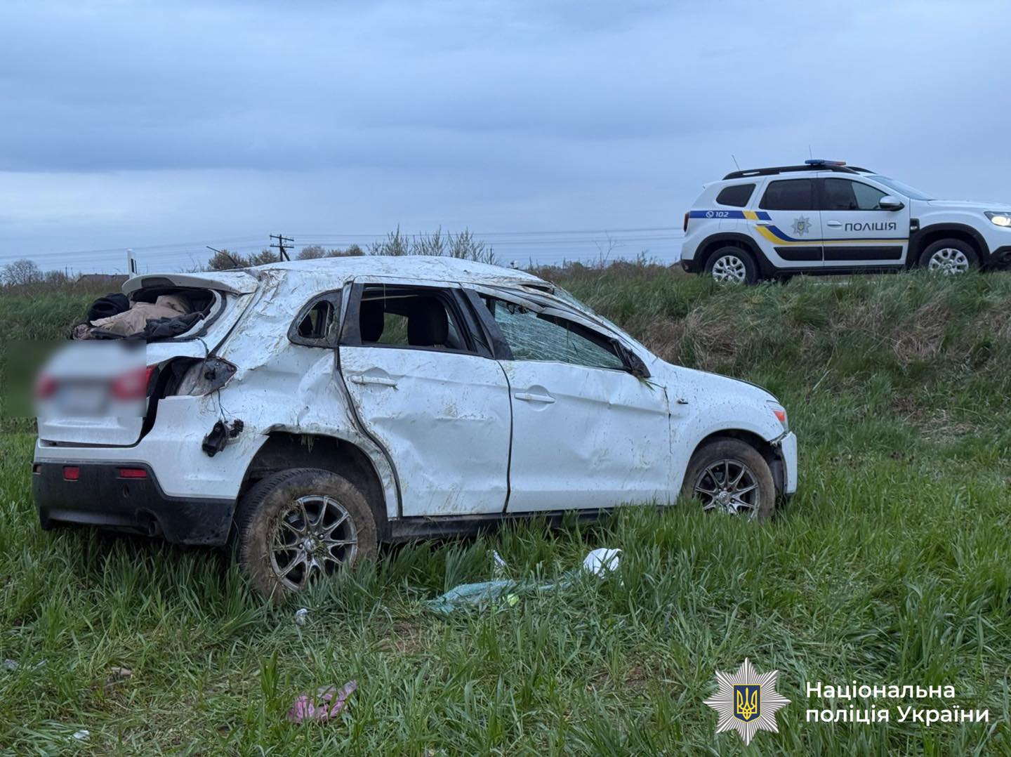 На Прикарпатті у кюветі перекинулося авто:  травмовано жінку та двох дітей (ФОТО)