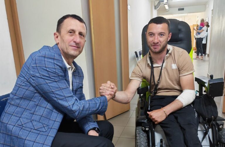 Прикарпатець на кріслі колісному перекинувся та травмувався через ями на дорозі: що кажуть у громаді