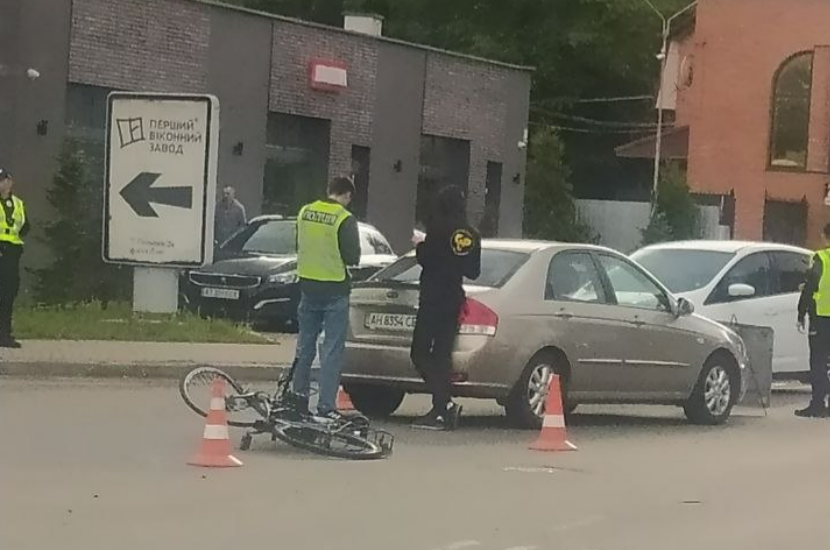 Не поступилася дорогою: у Франківську Skoda збила велосипедиста (ФОТОФАКТ)