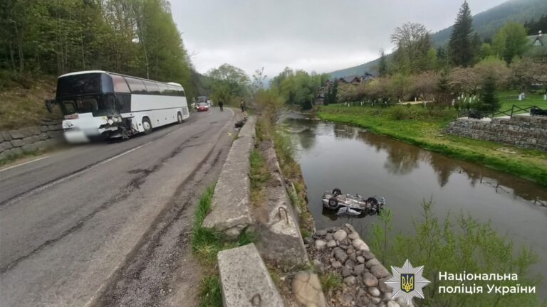 Зіткнувся з туристичним автобусом: деталі ДТП з автомобілем у річці в Татарові (ФОТО)