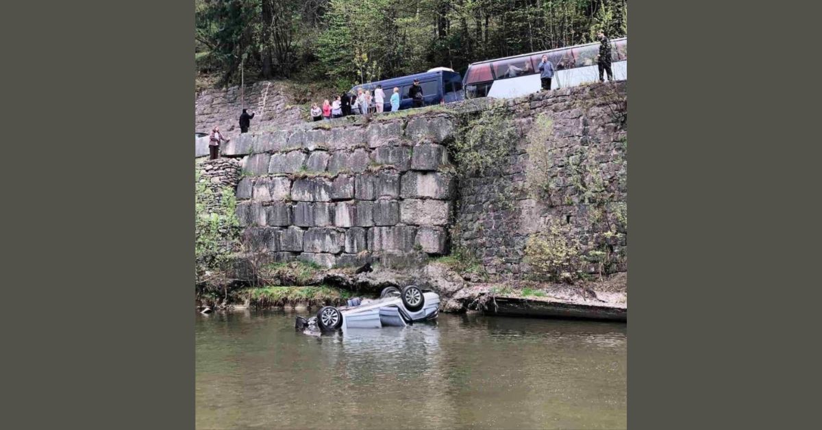У Татарові автомобіль злетів у річку та перекинувся на дах (ФОТО)
