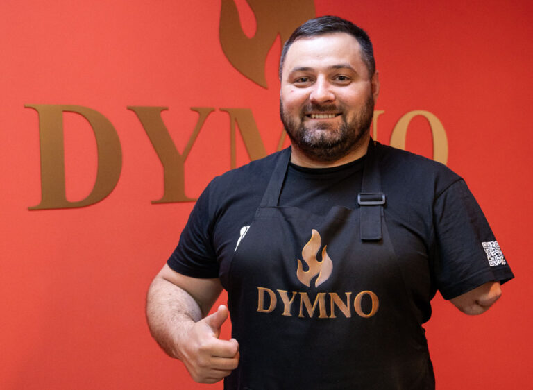 “Головне — почати”: як ветеран Василь Рибчук після втрати руки відкрив доставку “Димно” прямо з лікарняної палати (ФОТО)