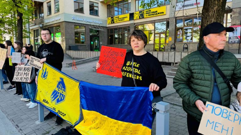 “Не мовчи! Полон вбиває!”: у Франківську провели акцію у підтримку військовополонених (ФОТО)