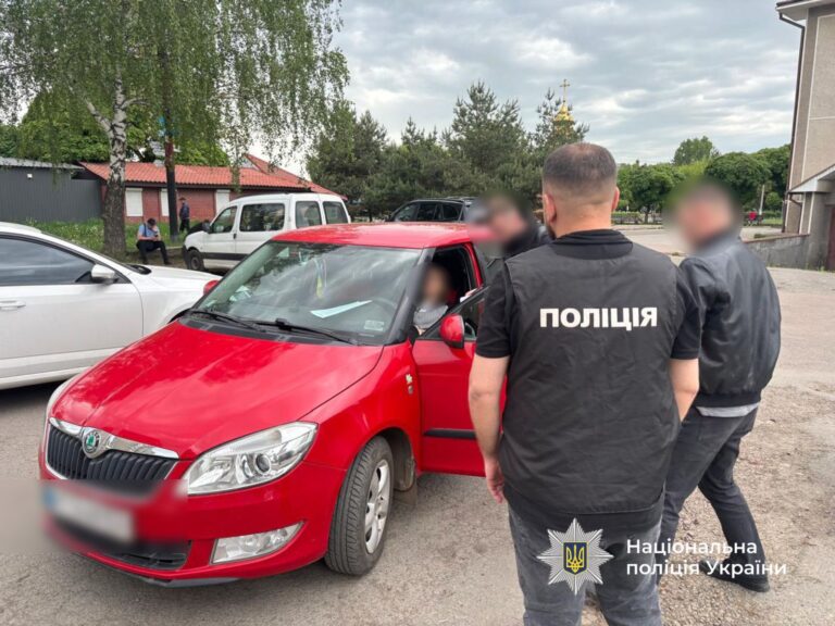 На Прикарпатті держслужбовиця за хабар обіцяла “списати” пів мільйона боргу за аліменти (ФОТО)