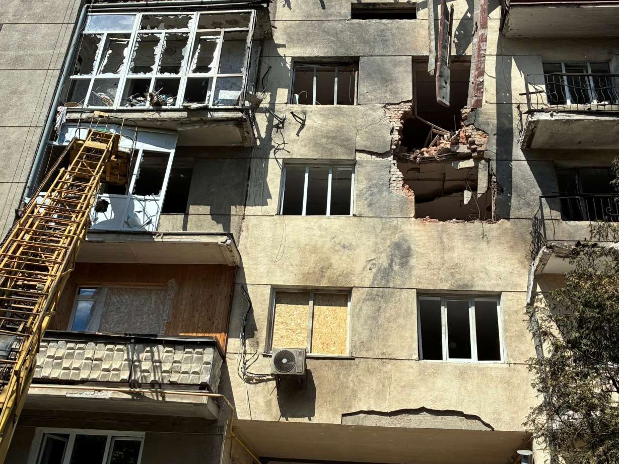 Після ворожої атаки у Франківську частина будинку стала небезпечною для проживання