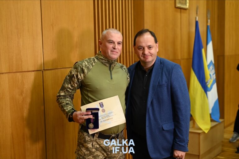 Франківський захисника Віталій Боднар отримав відзнаку Міністра оборони України “За поранення”