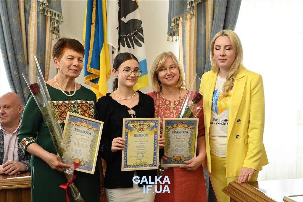 35 учнів та 34 вчителі: в Івано-Франківську нагородили переможців олімпіад і конкурсів